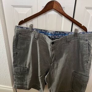 Tommy Bahama Men's Gray Cargo Shorts with Patterned Waistband